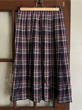 Vtg Pleated Plaid Midi Skirt in Navy, Red and White (4)